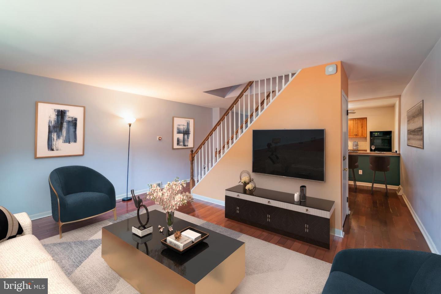 828 HOFFMAN PL