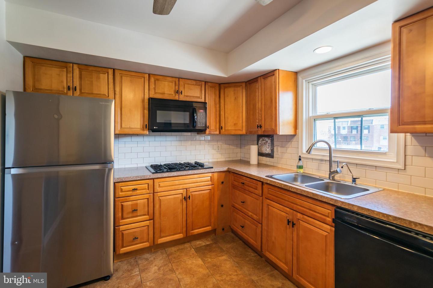 828 HOFFMAN PL