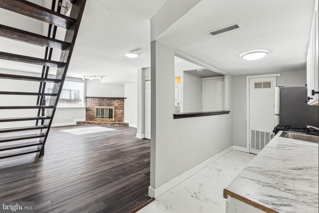 220 SOUTH ST #2R