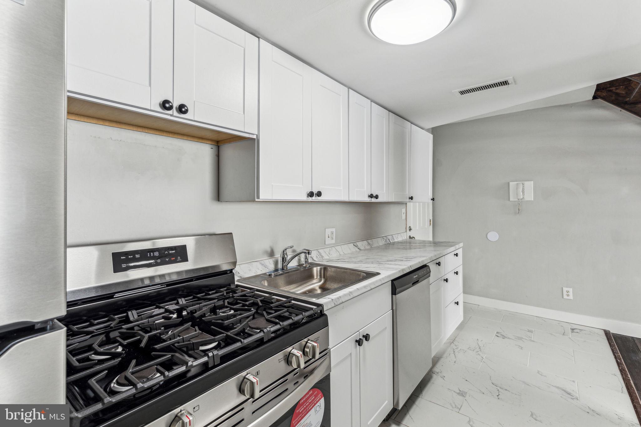 220 SOUTH ST #2R