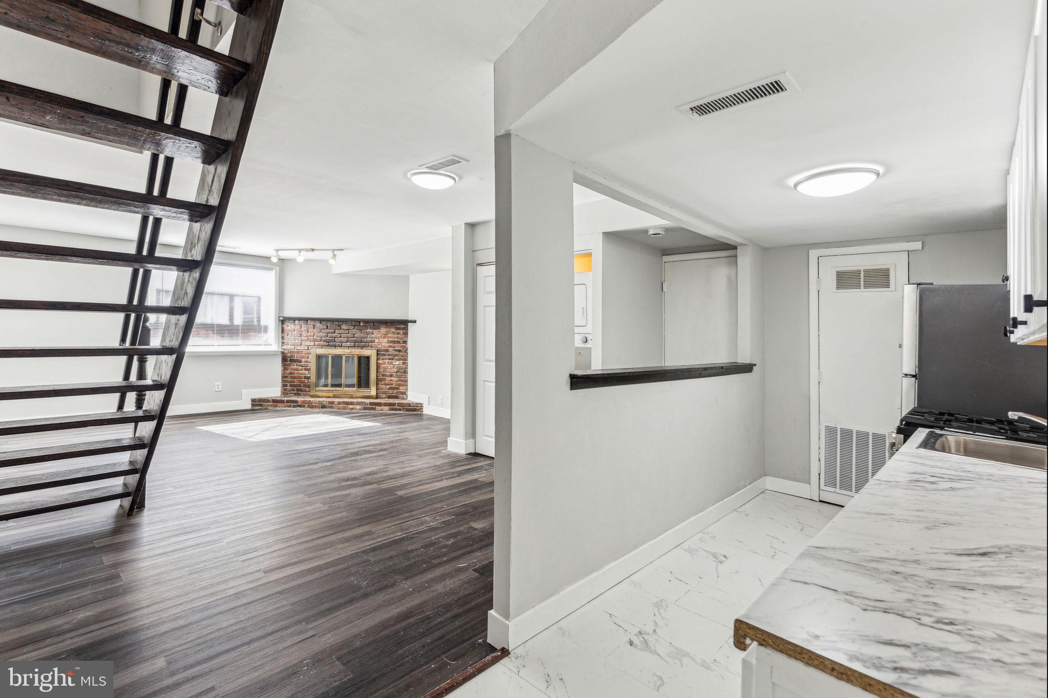 220 SOUTH ST #2R