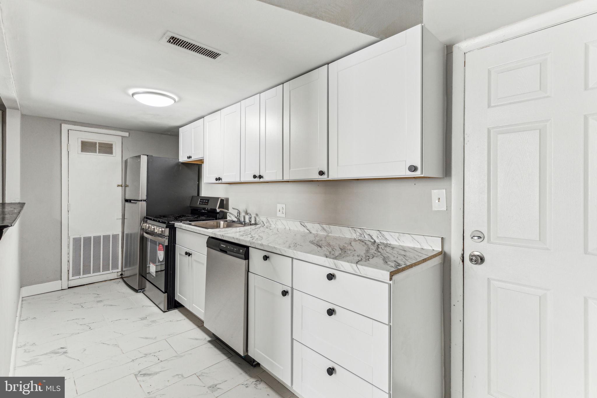 220 SOUTH ST #2R