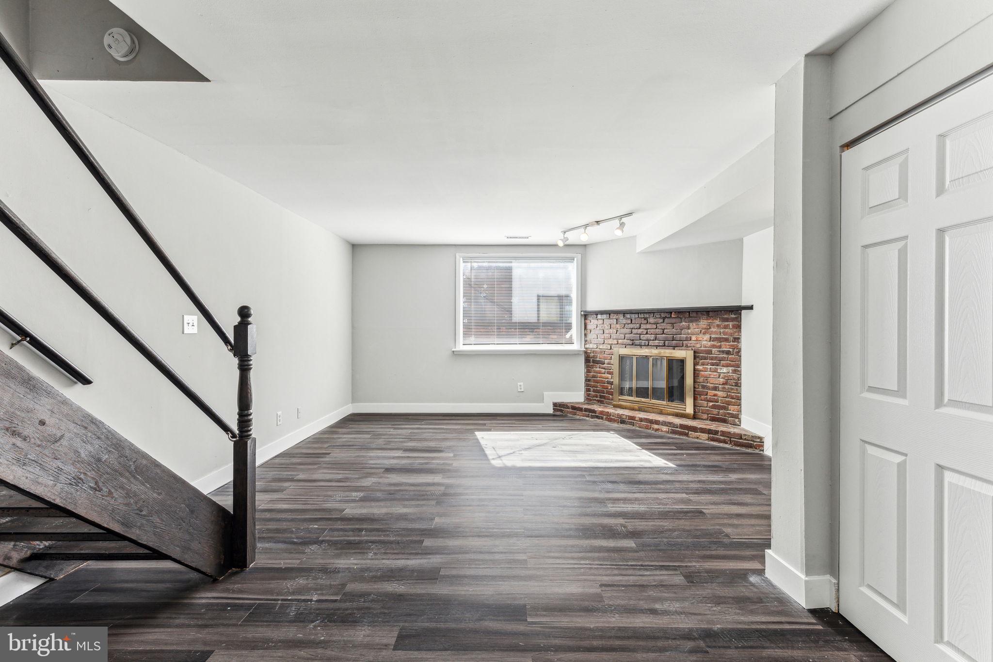 220 SOUTH ST #2R