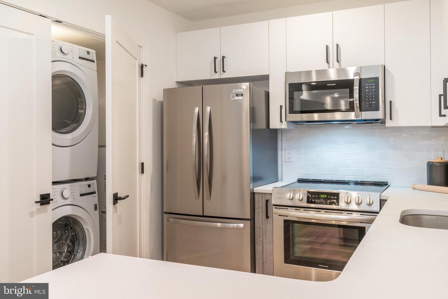 629 W GIRARD AVE #UNIT 203