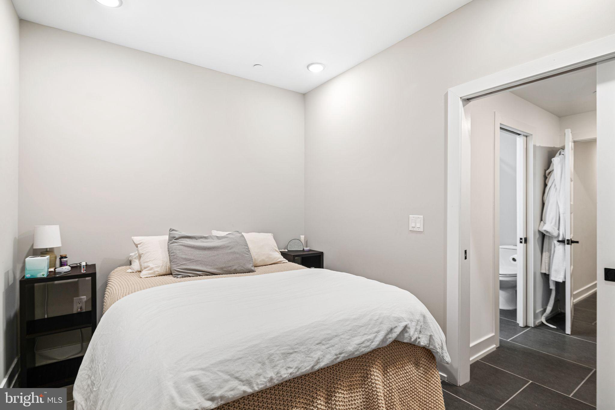 1525 Catharine St #1