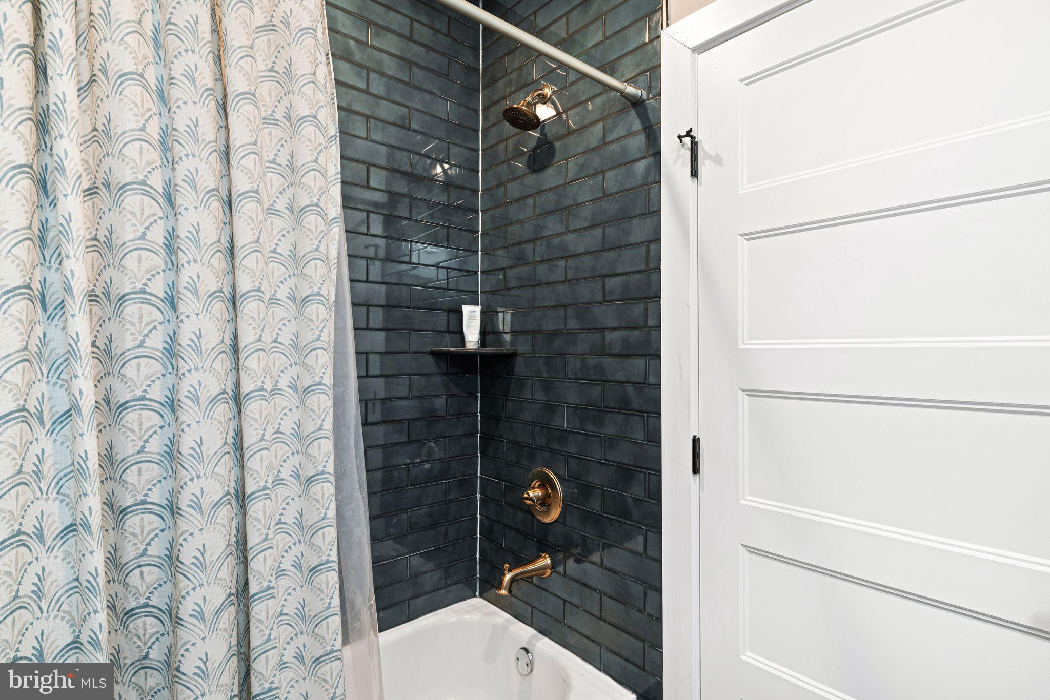 1525 Catharine St #1