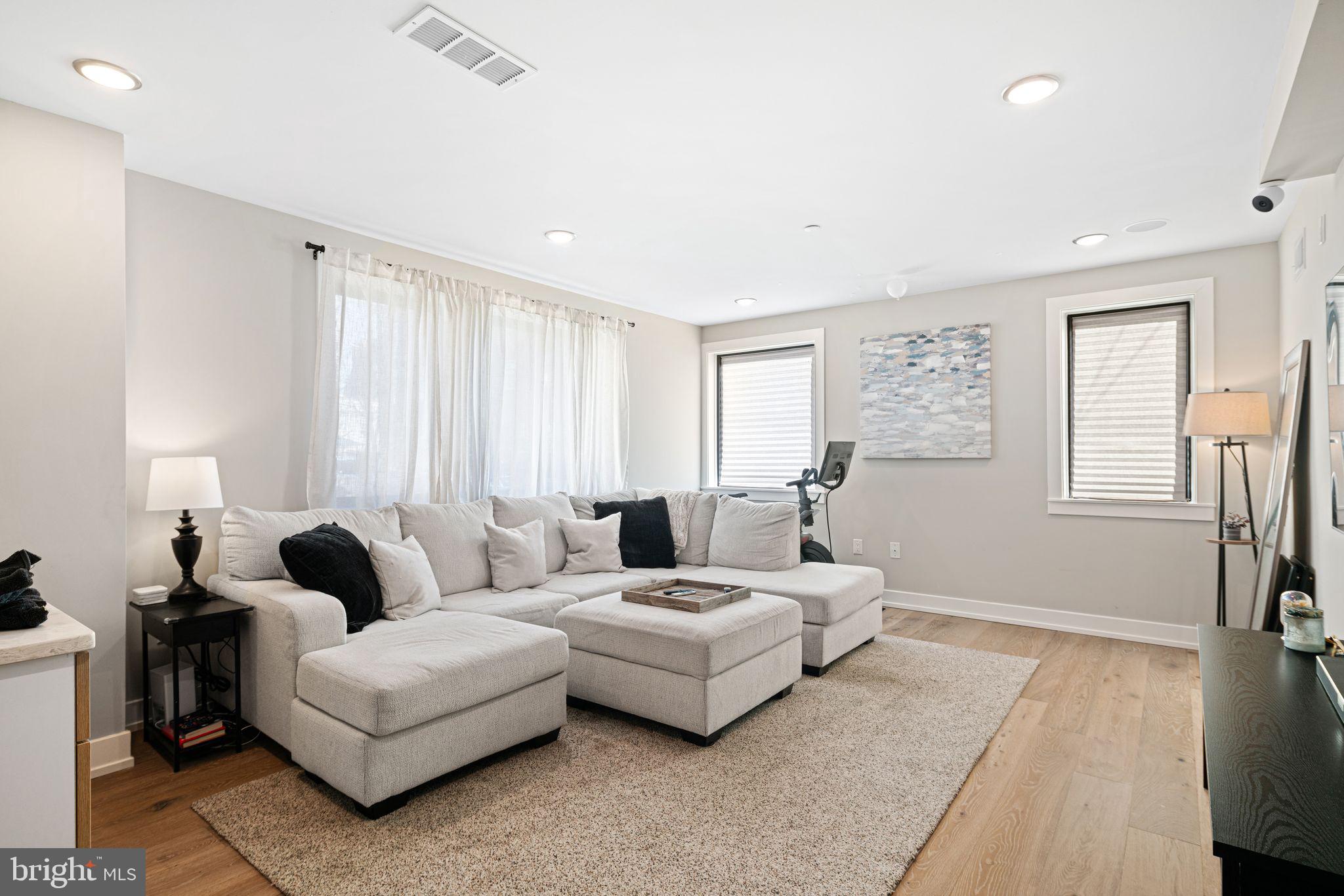 1525 Catharine St #1