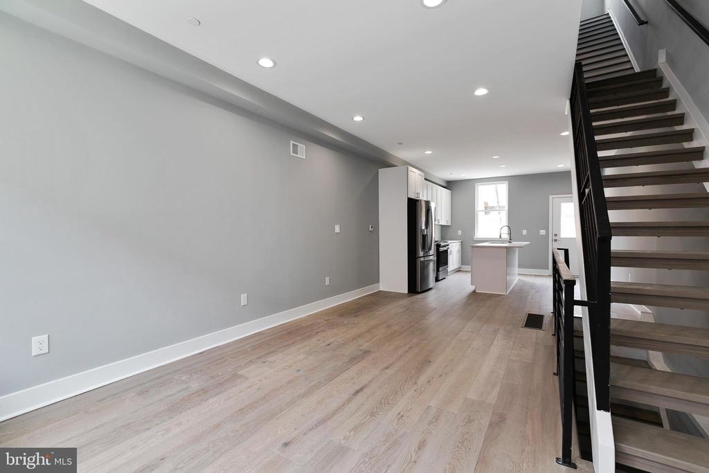 2240 N WATERLOO ST
