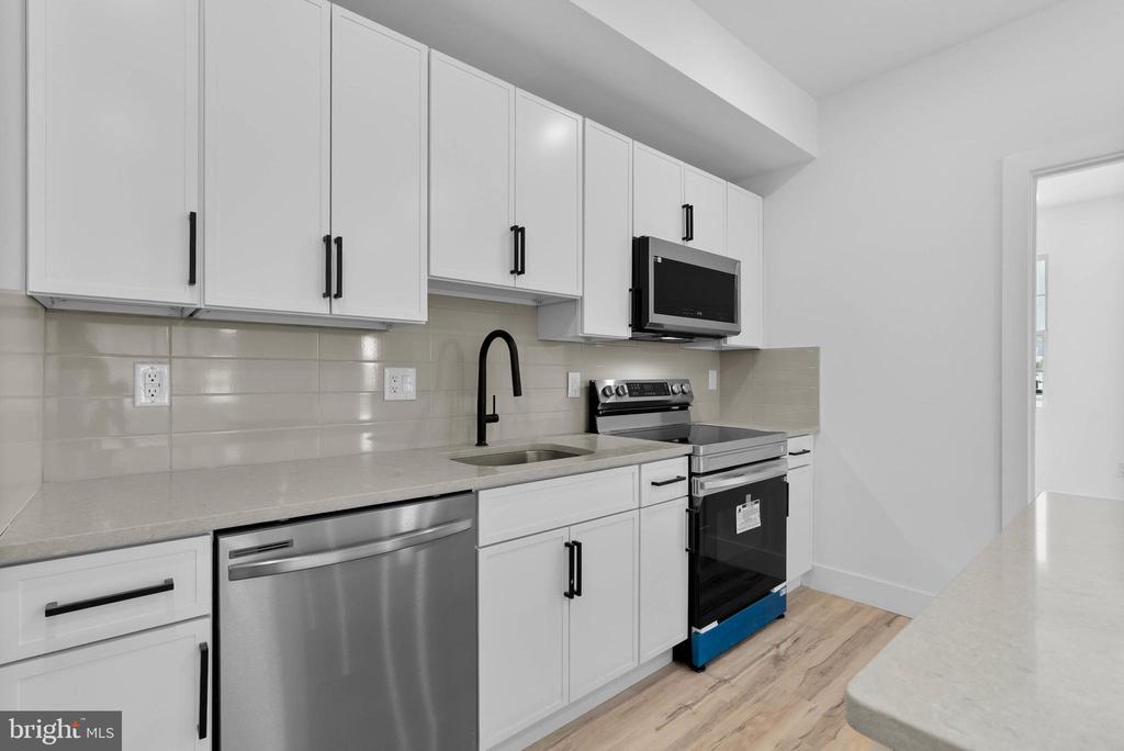 809 DIAMOND ST #102