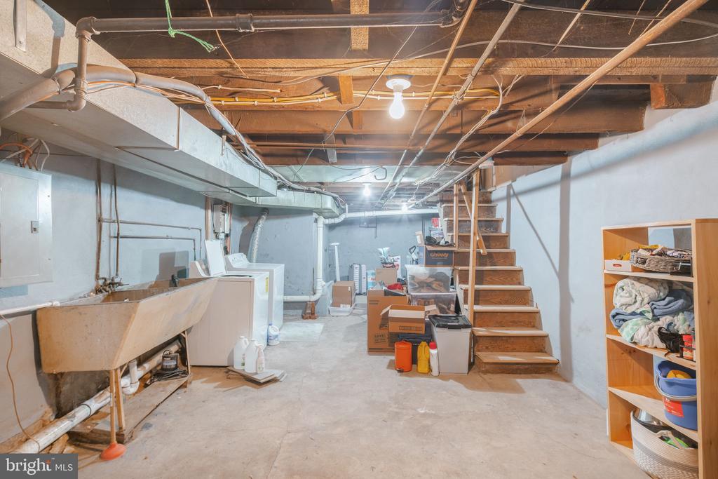 153 E ALLEN ST