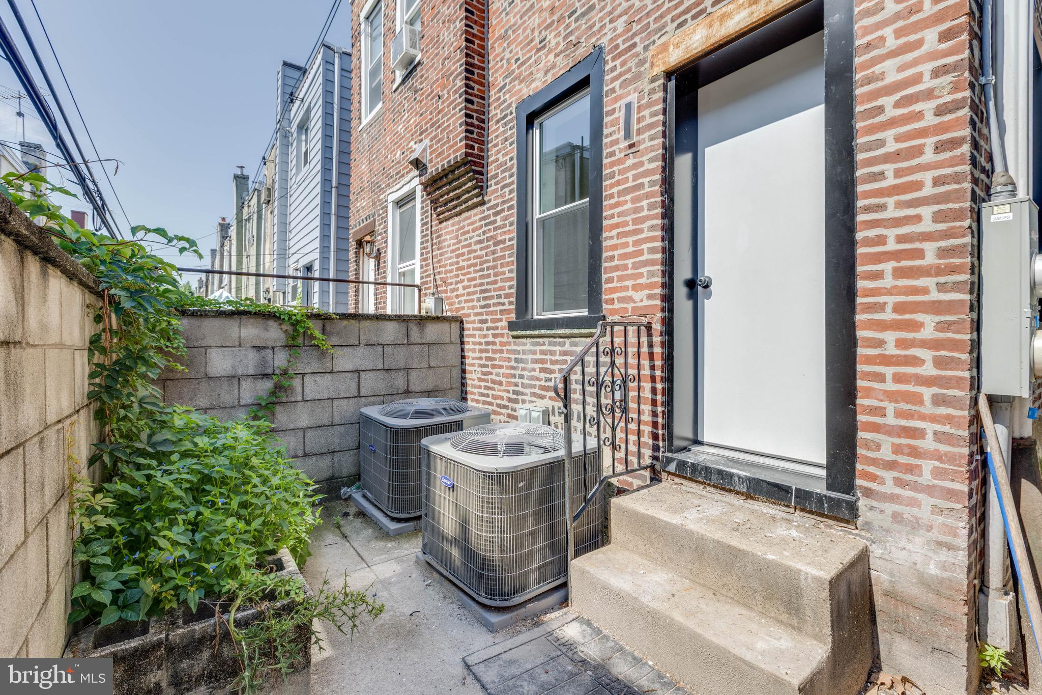 2209 S BUCKNELL ST #1