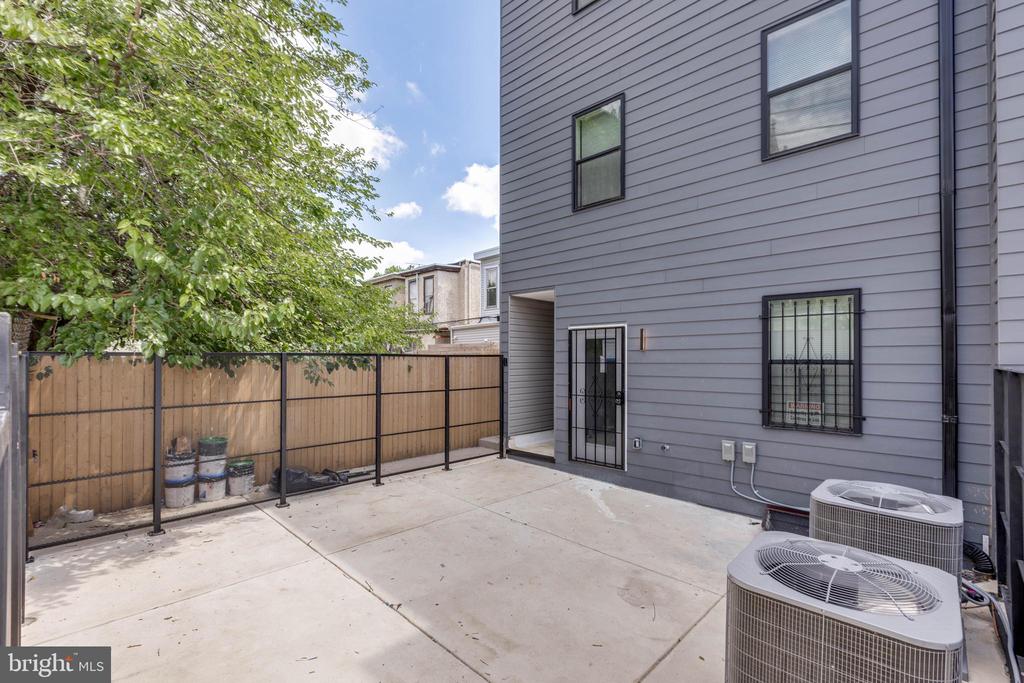 2502 N LAWRENCE ST #2