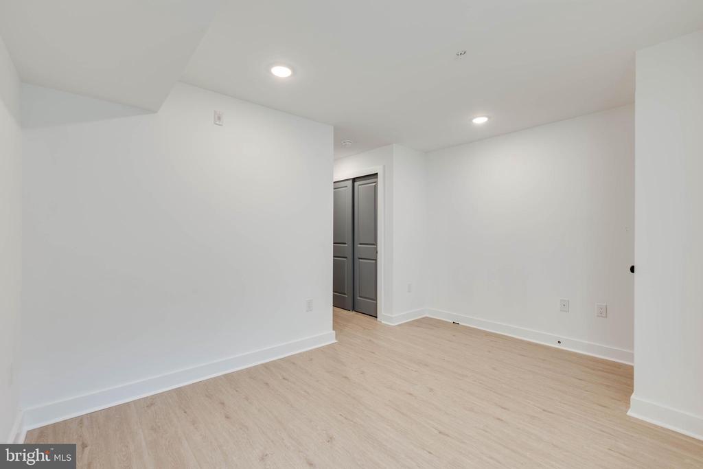 939 W DAUPHIN ST #1