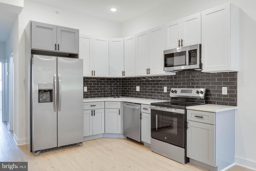 939 W DAUPHIN ST #3