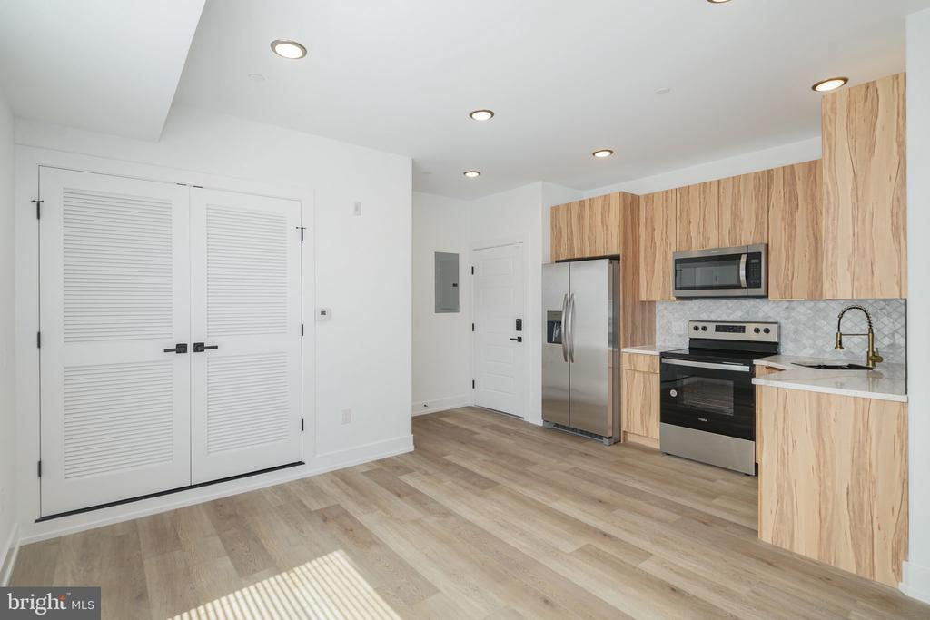 2000 N FRONT STREET 9