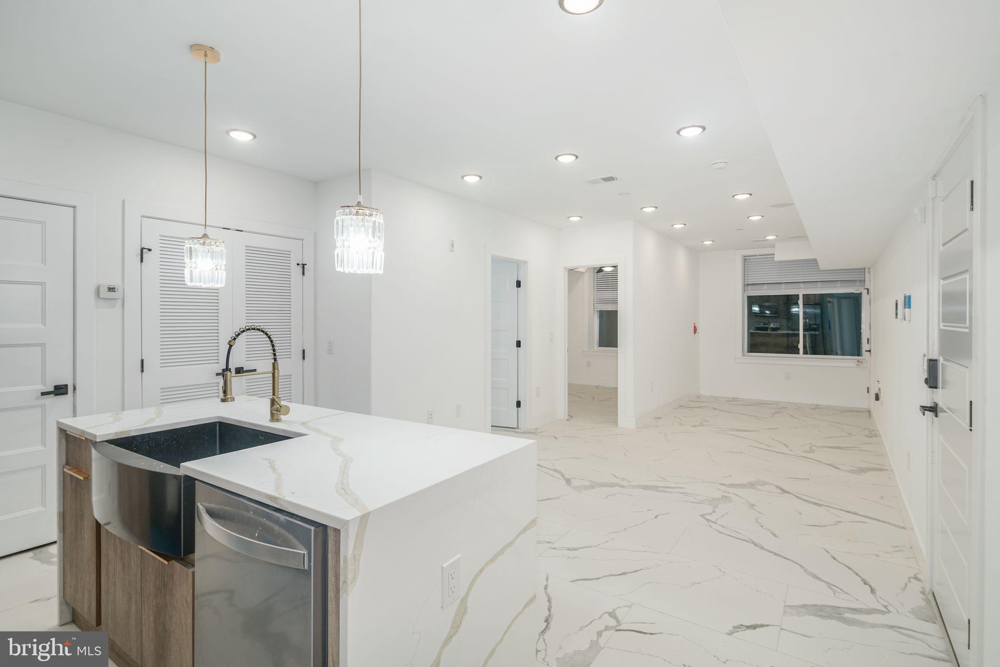 2000 N FRONT STREET 21