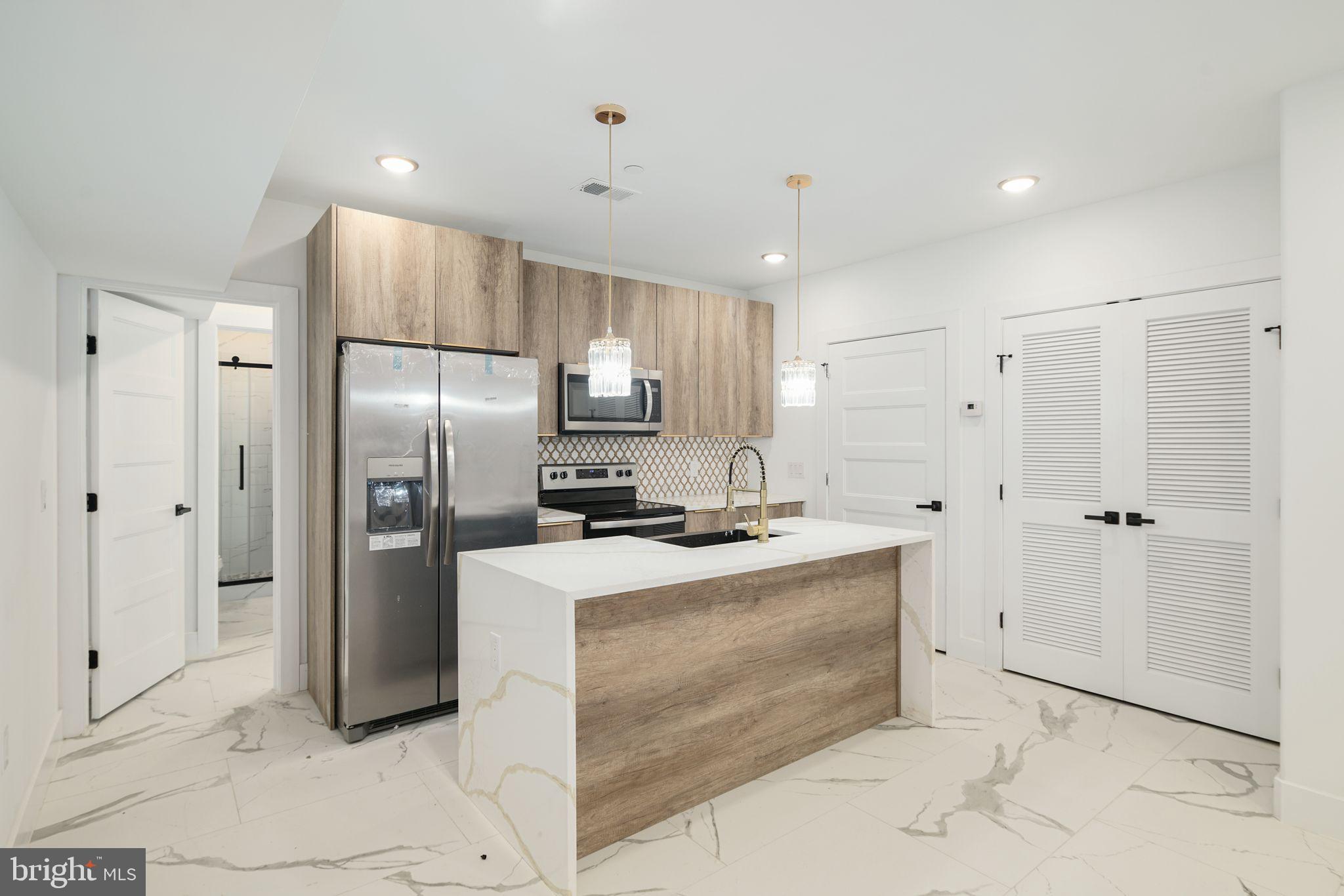 2000 N FRONT STREET 21