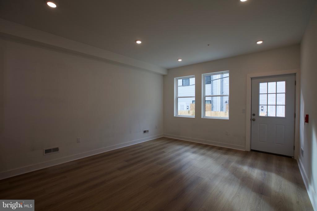 1224 W SILVER STREET 1