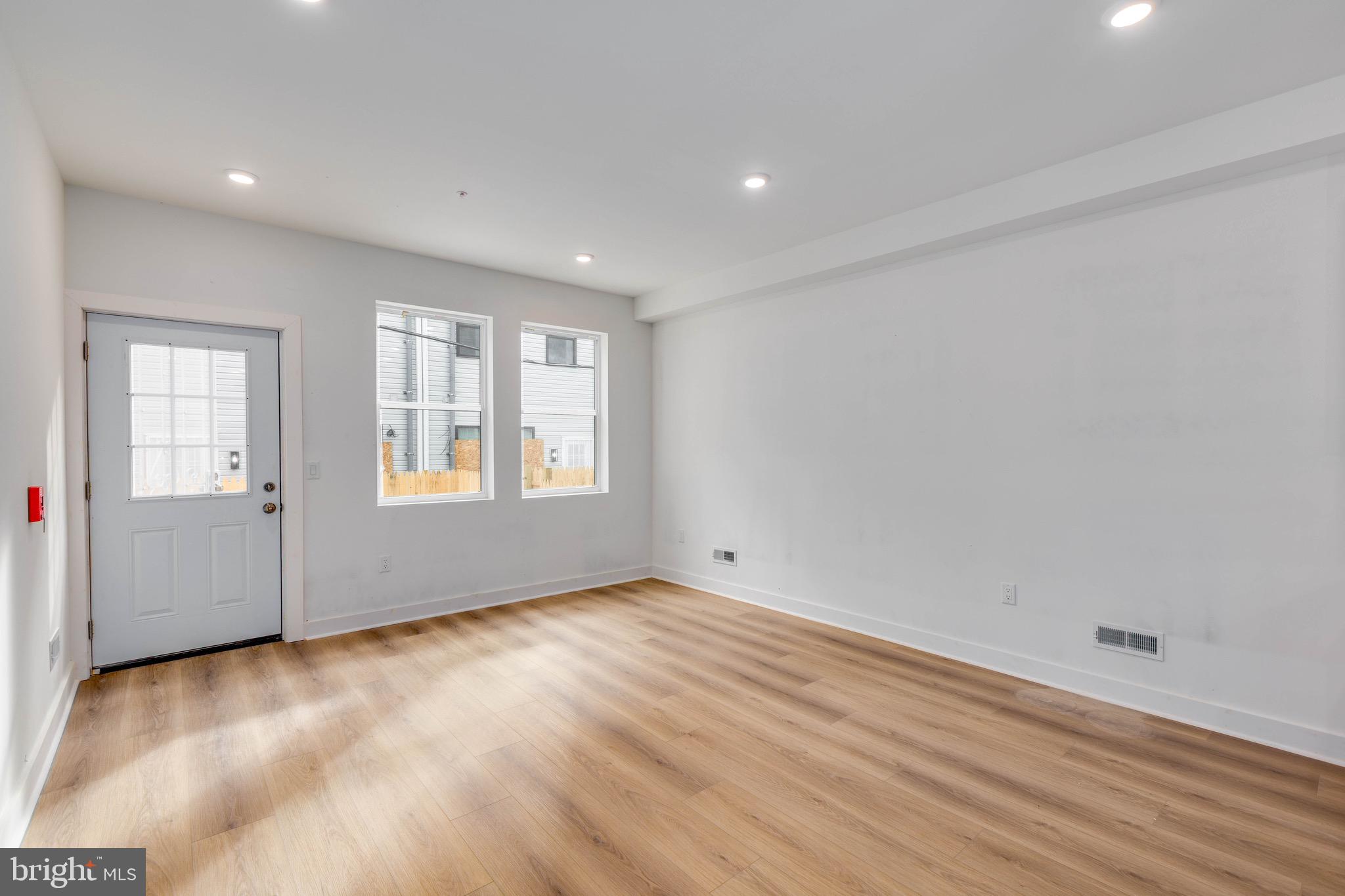 1222 W SILVER STREET 1