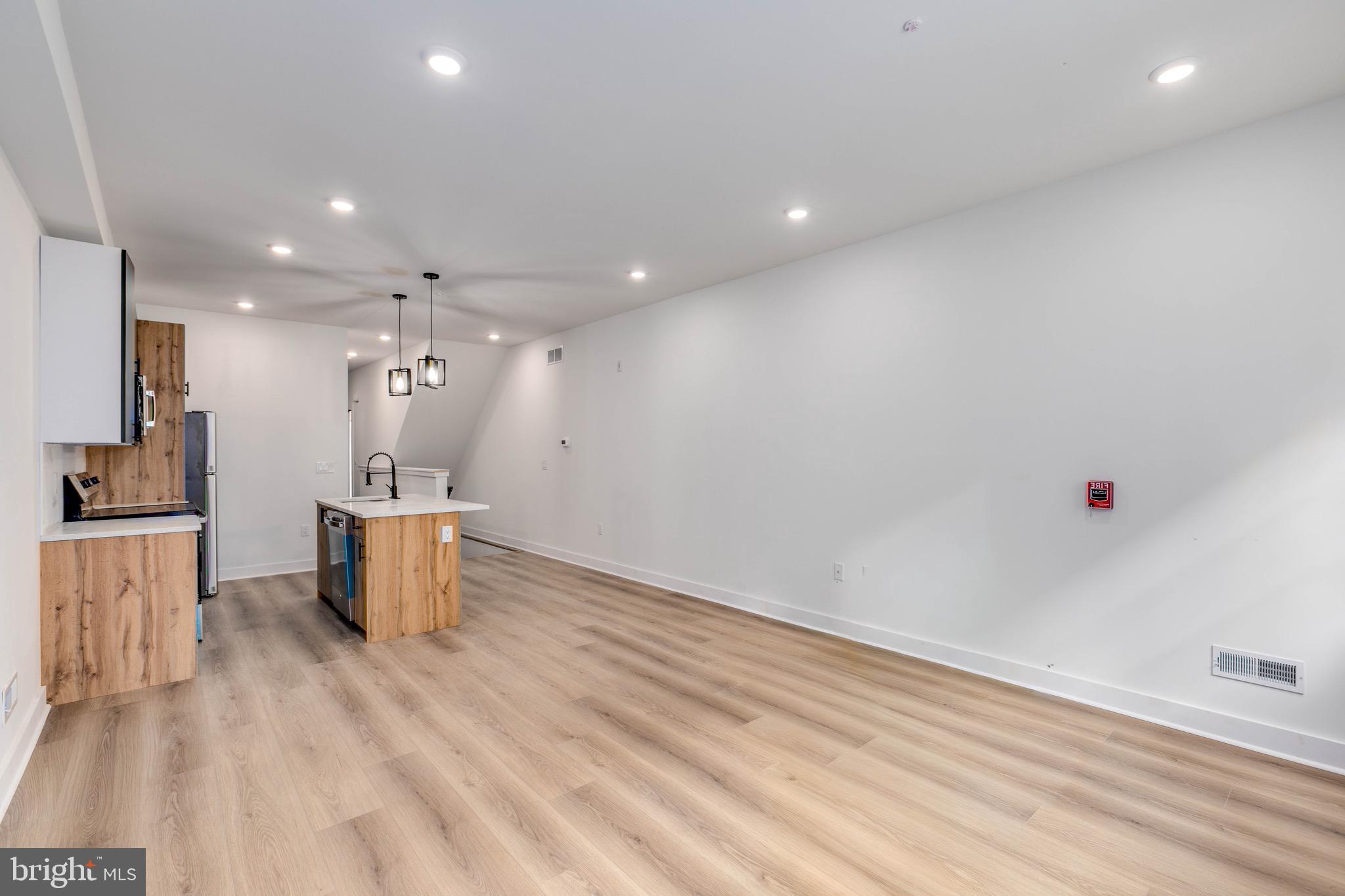 1222 W SILVER STREET 1