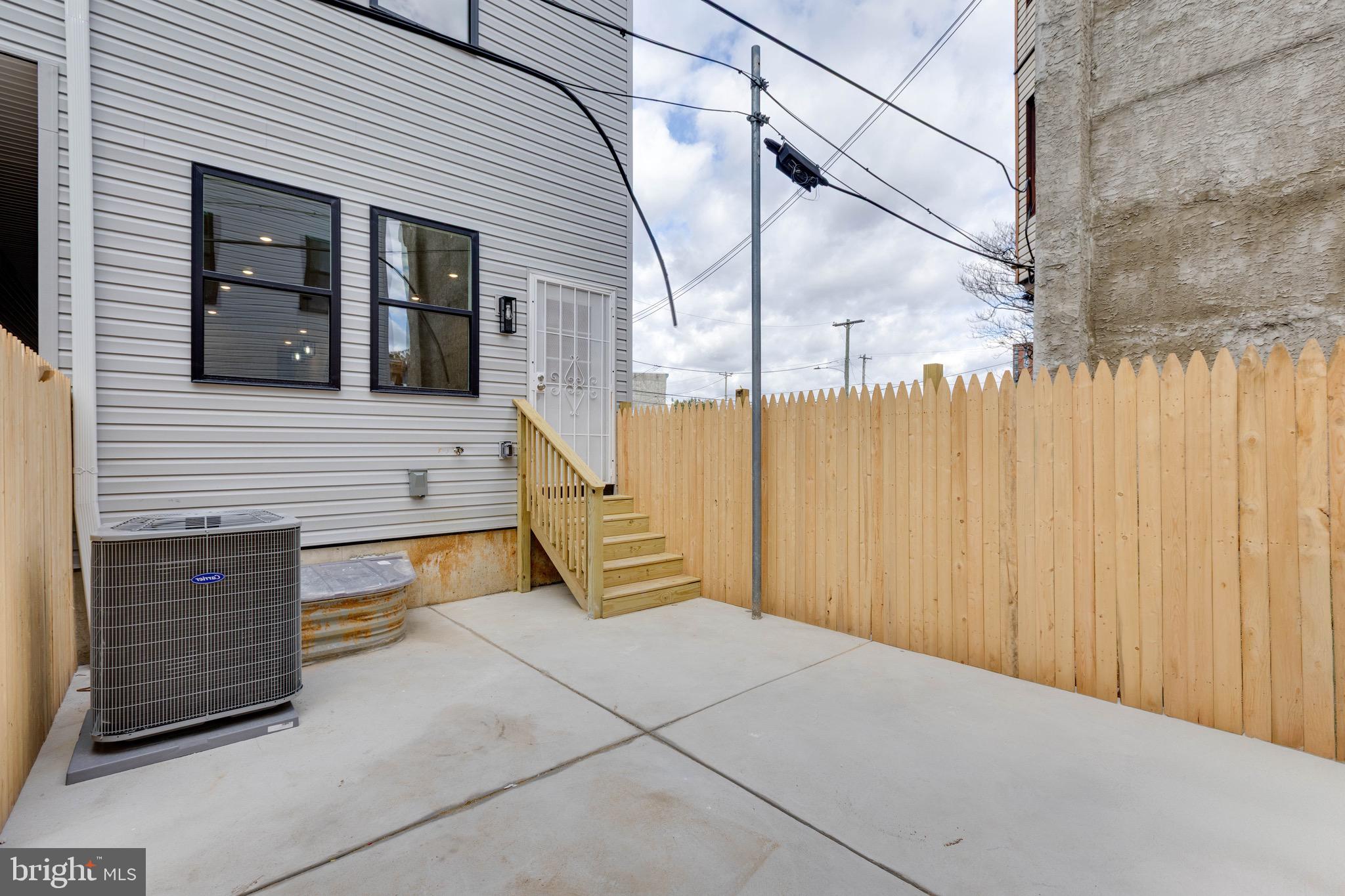 1222 W SILVER STREET 1