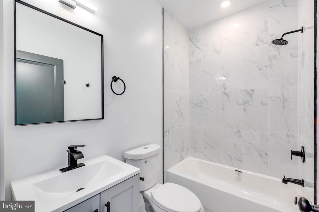 1222 W SILVER STREET 2