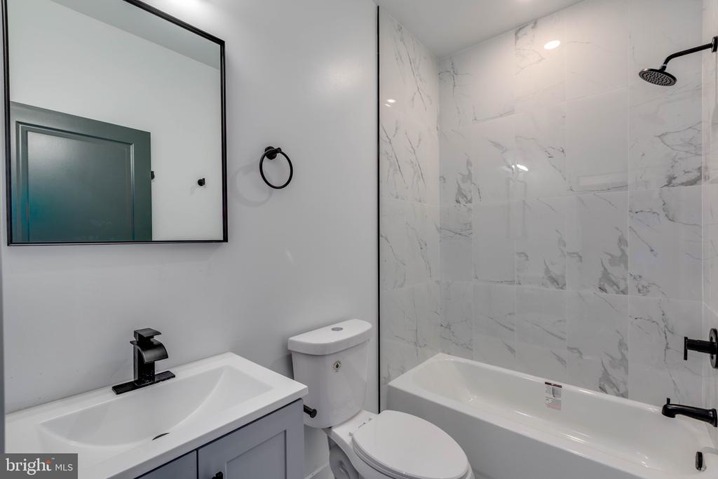 1222 W SILVER STREET 3
