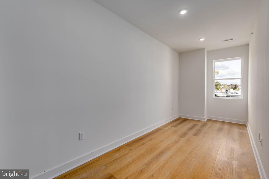 1222 W SILVER STREET 3