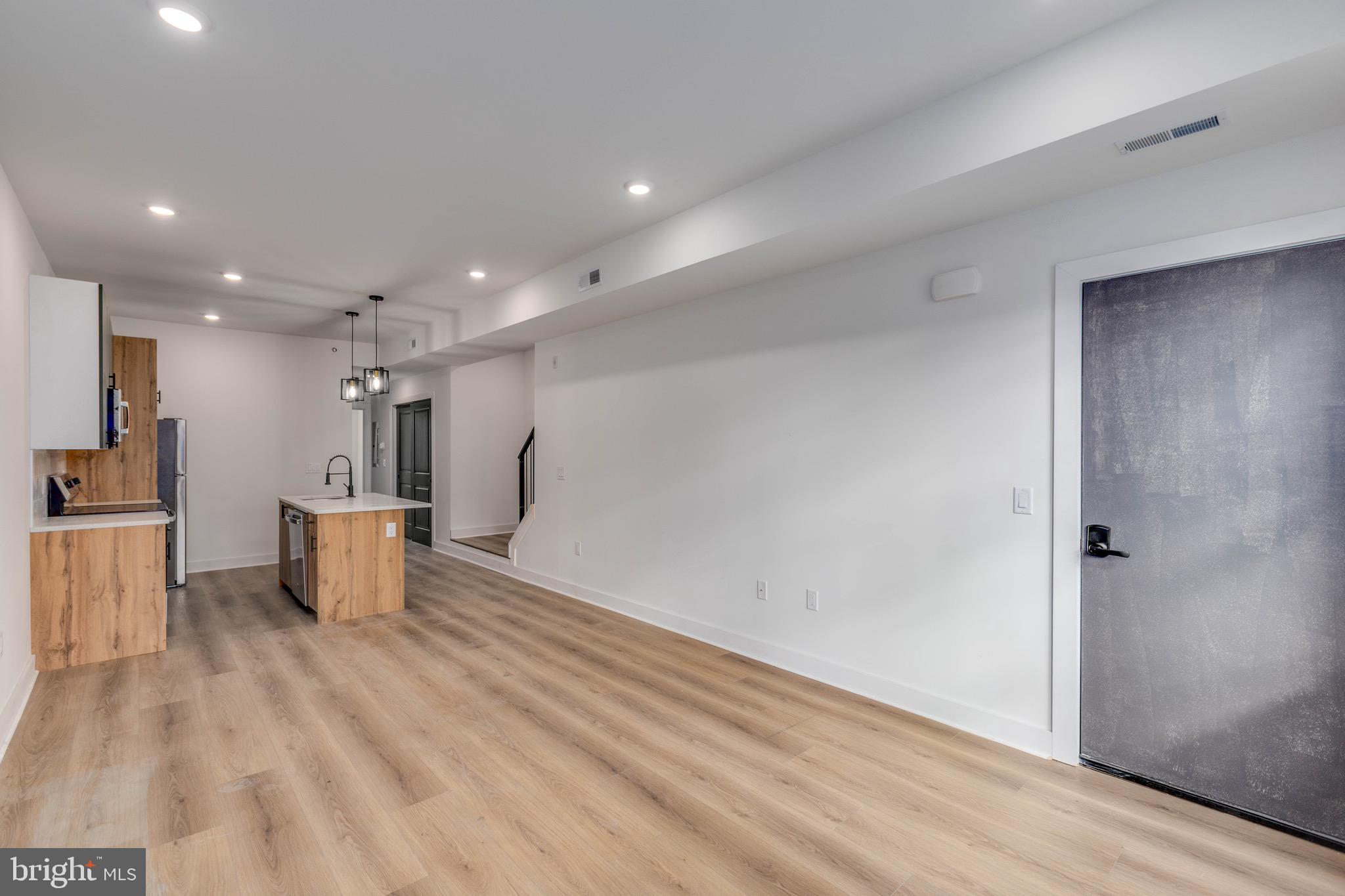 1222 W SILVER STREET 3