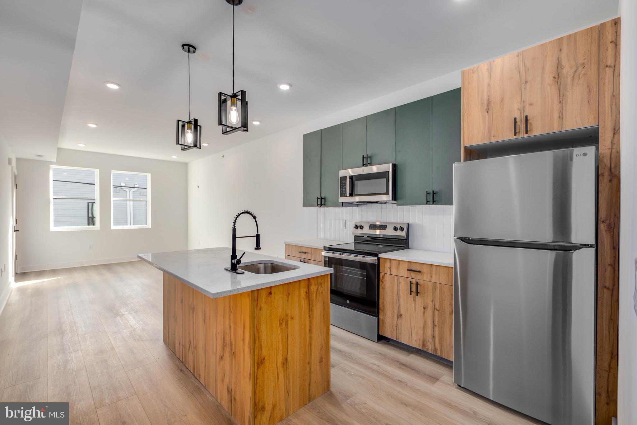 1222 W SILVER STREET 3