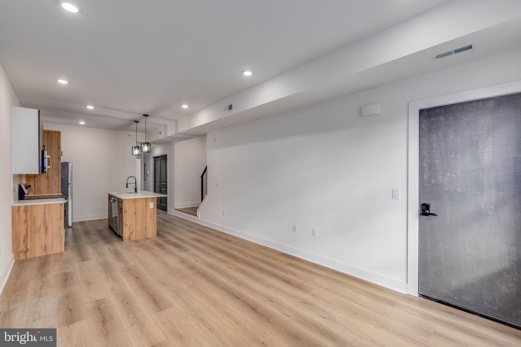 1222 W SILVER STREET 3