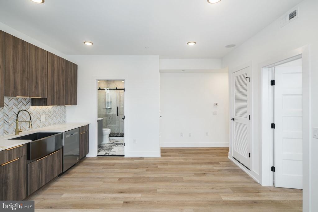 2000 N FRONT STREET A