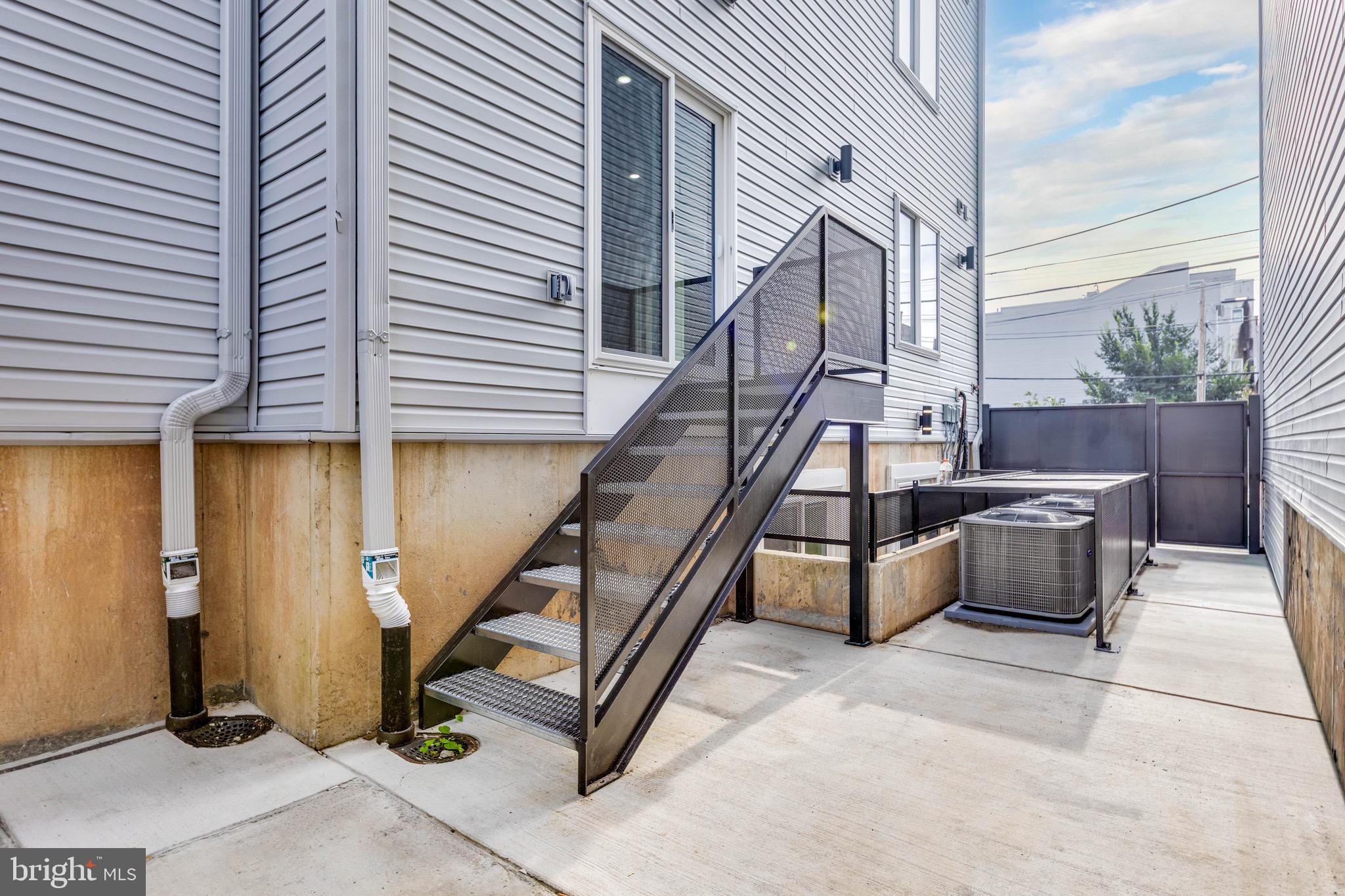 1434 PARRISH STREET B