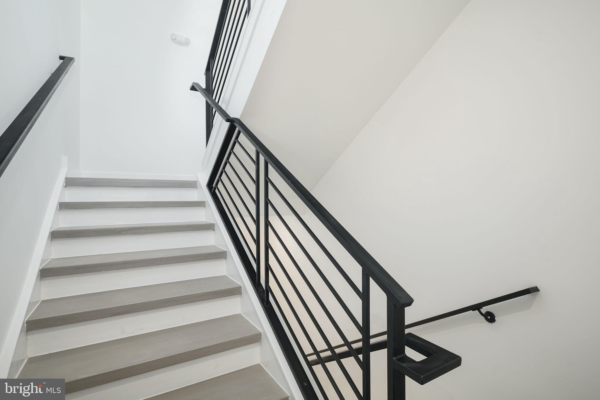 2000 N FRONT STREET 6