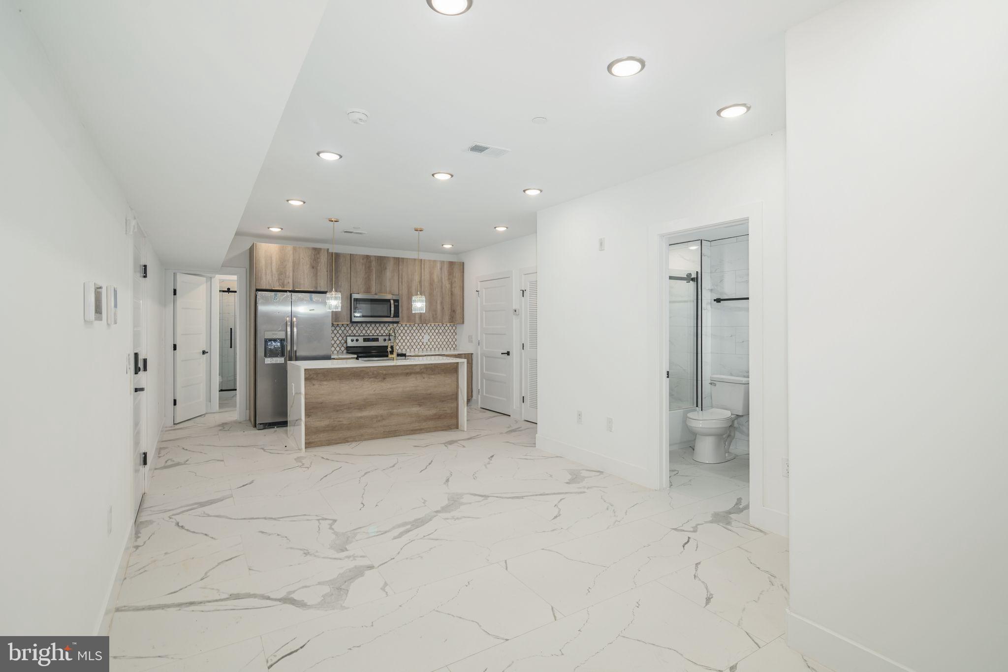 2000 N FRONT STREET 21