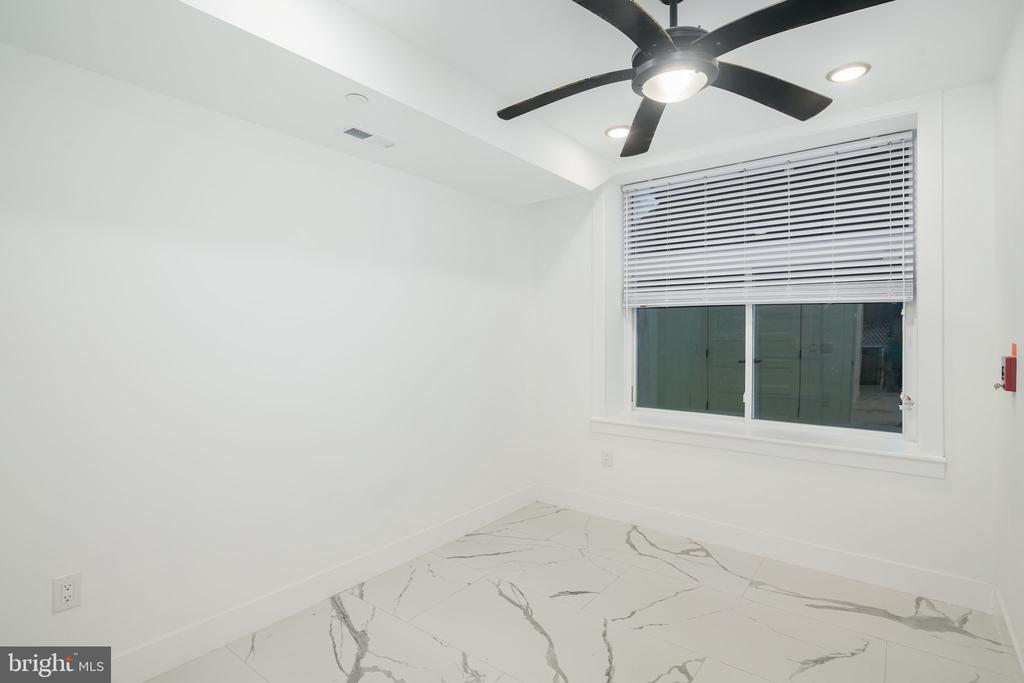 2000 N FRONT STREET 21
