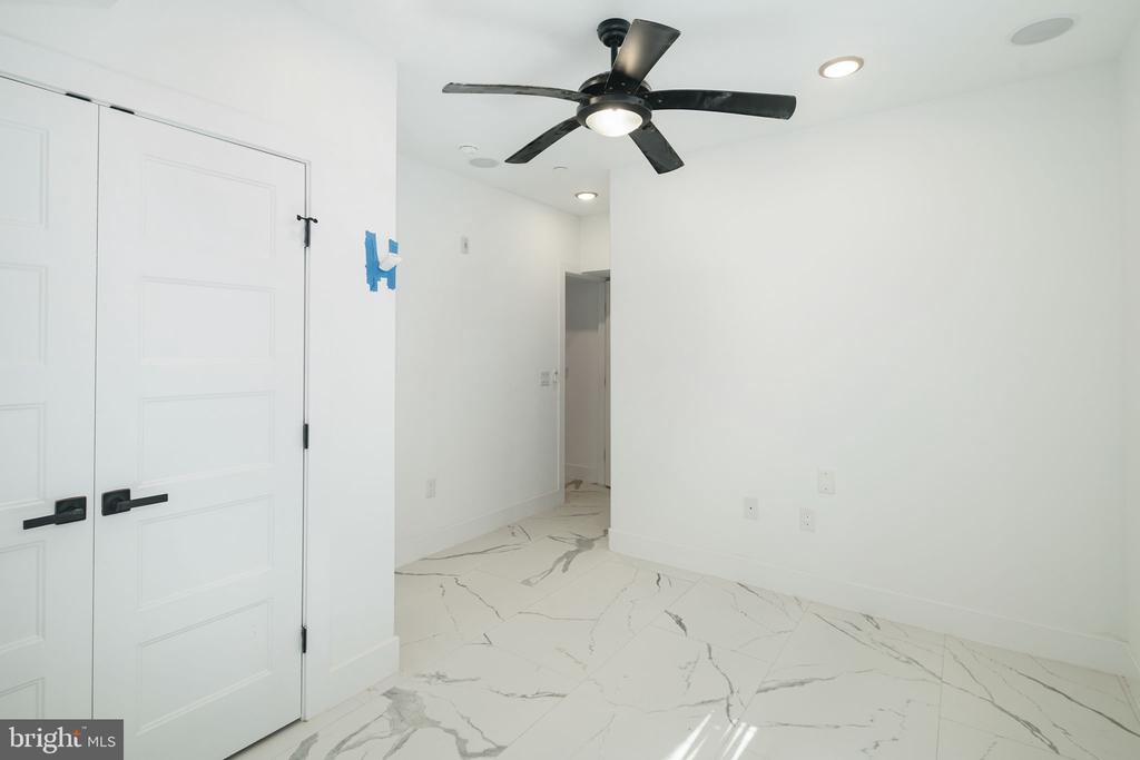 2000 N FRONT STREET 21