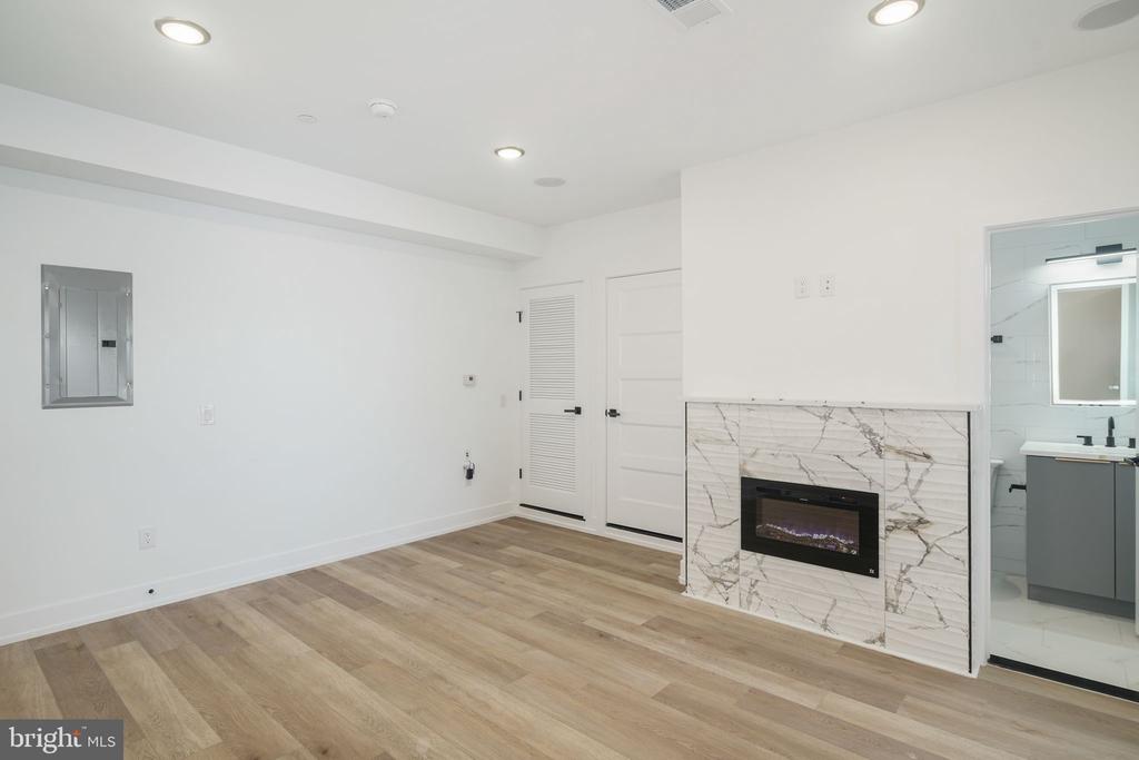 2000 N FRONT STREET 5