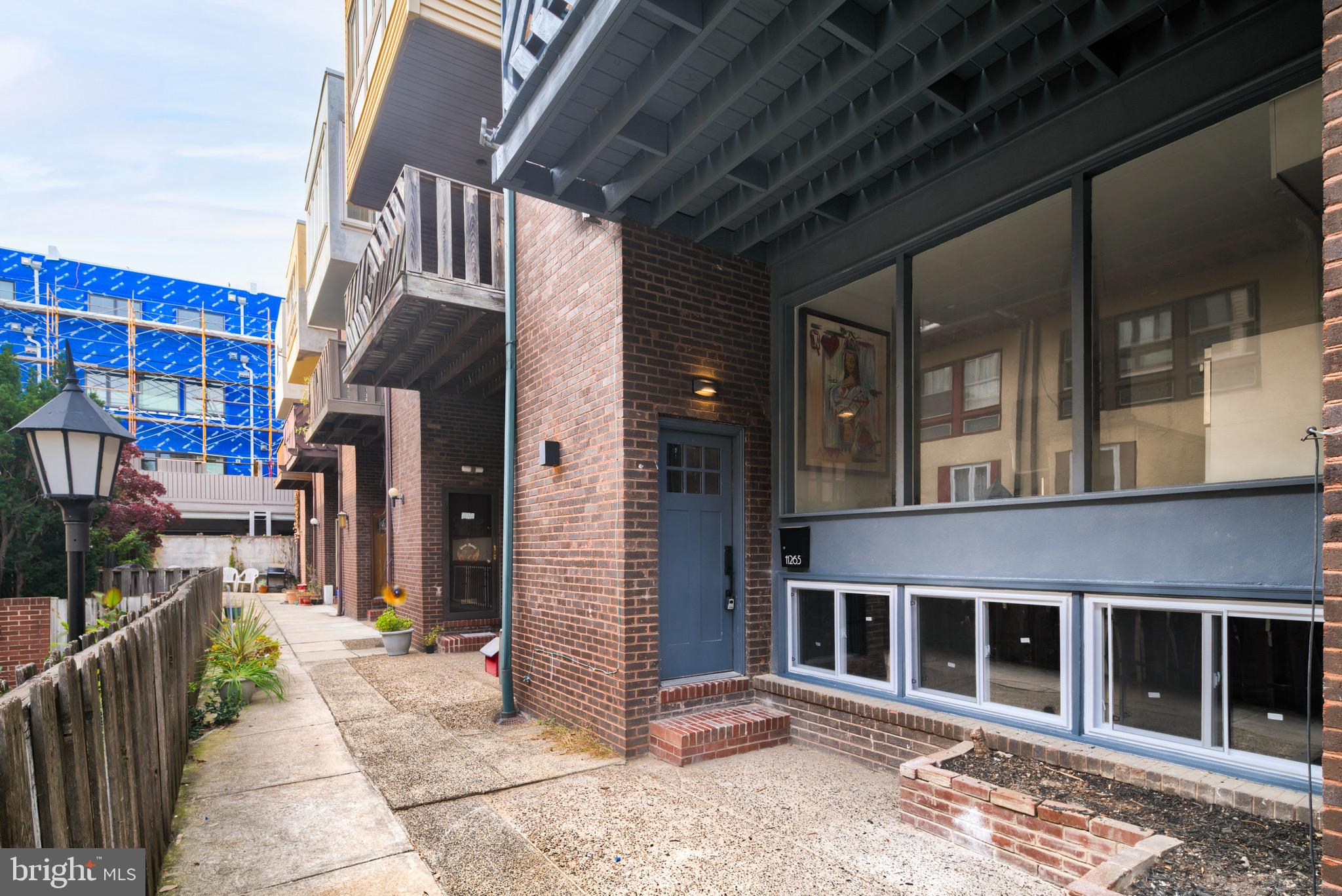 1126 LOMBARD STREET 1/2