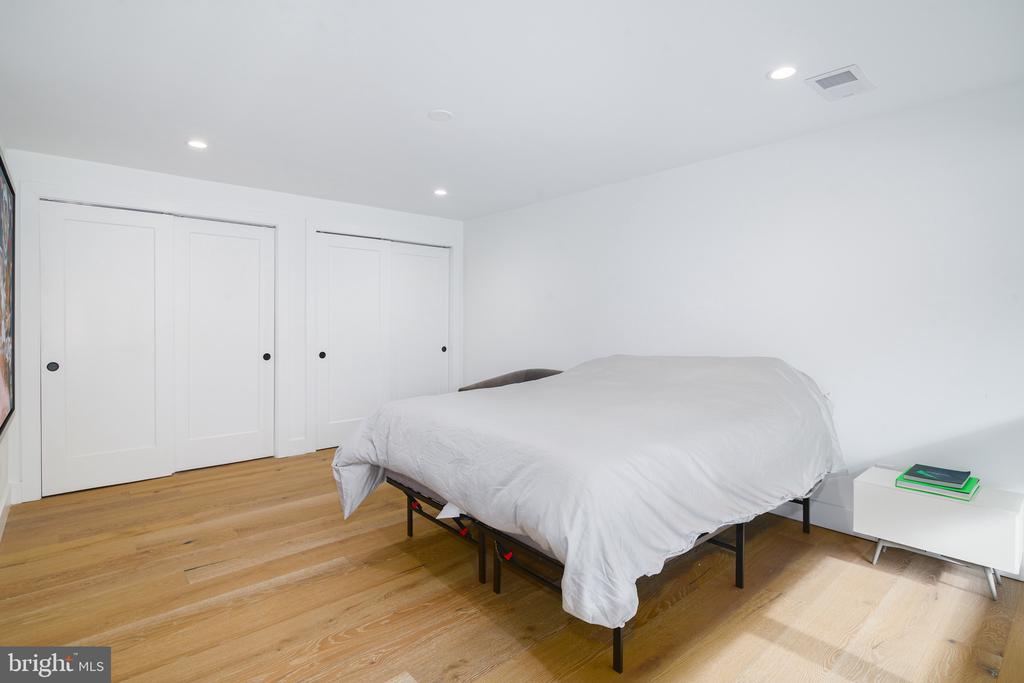 1126 LOMBARD STREET 1/2