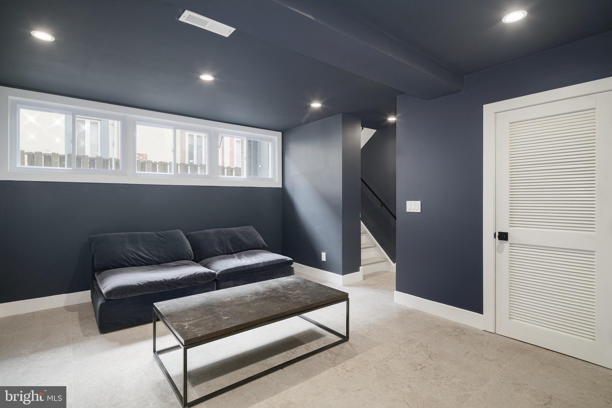1126 LOMBARD STREET 1/2