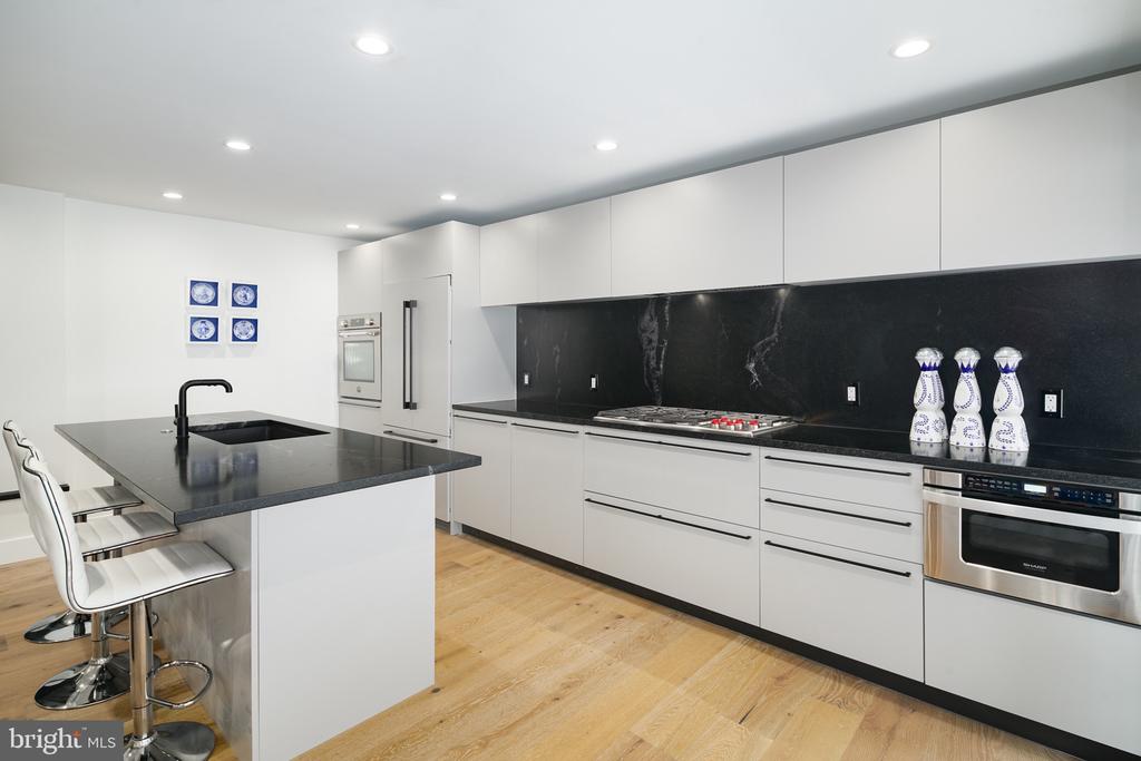 1126 LOMBARD STREET 1/2