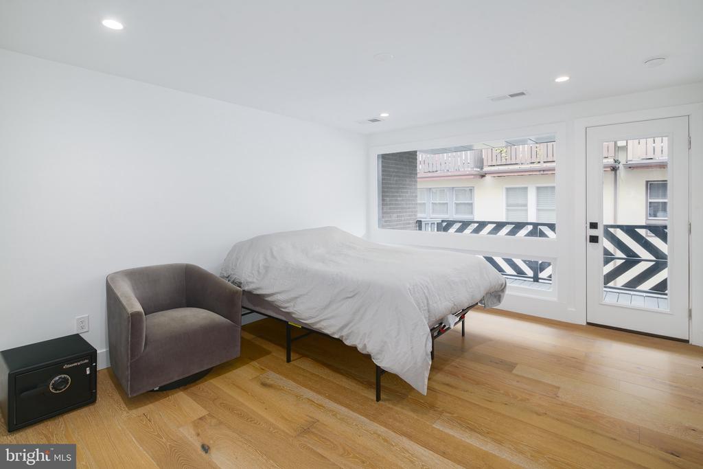 1126 LOMBARD STREET 1/2