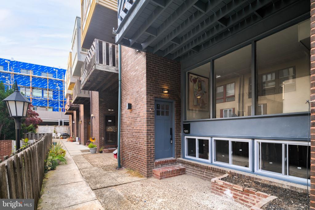 1126 LOMBARD STREET 1/2