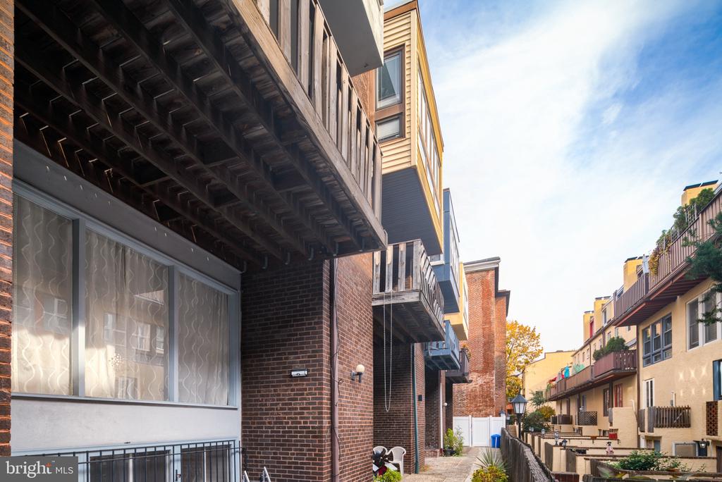 1126 LOMBARD STREET 1/2
