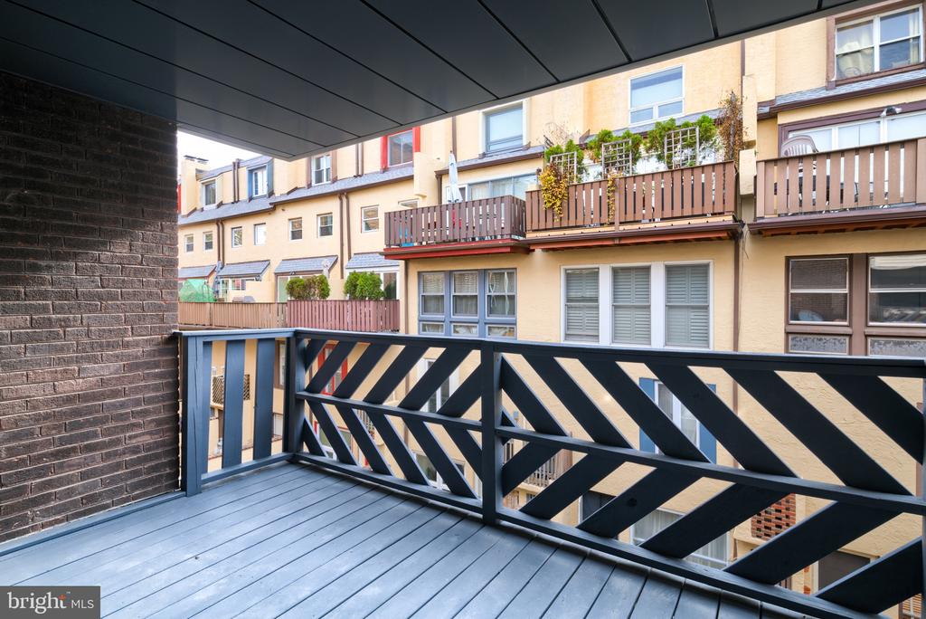 1126 LOMBARD STREET 1/2