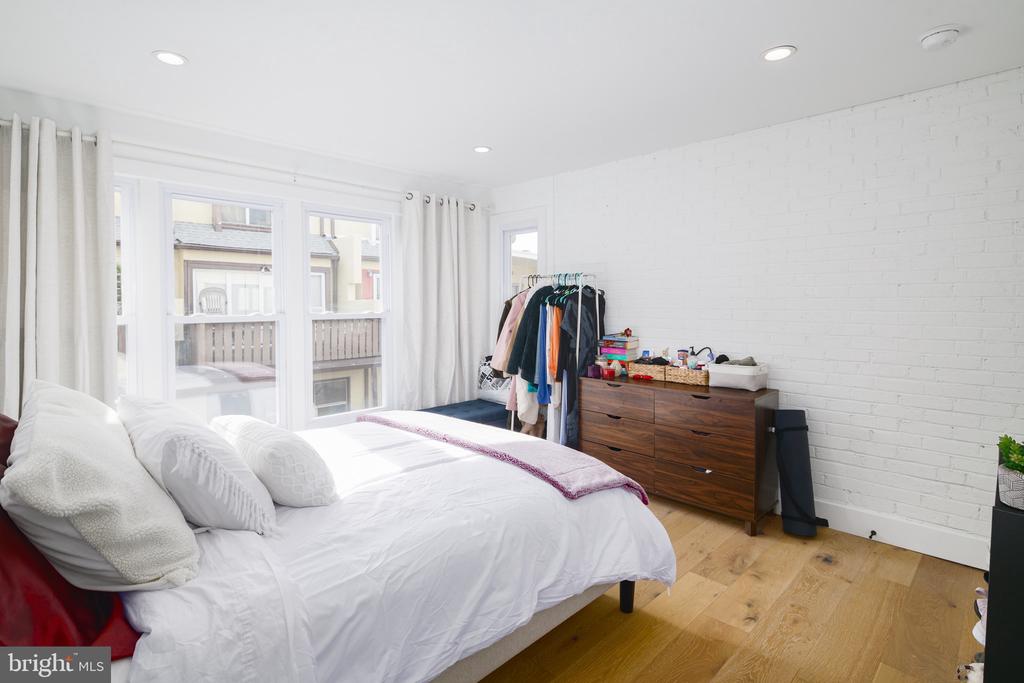 1126 LOMBARD STREET 1/2