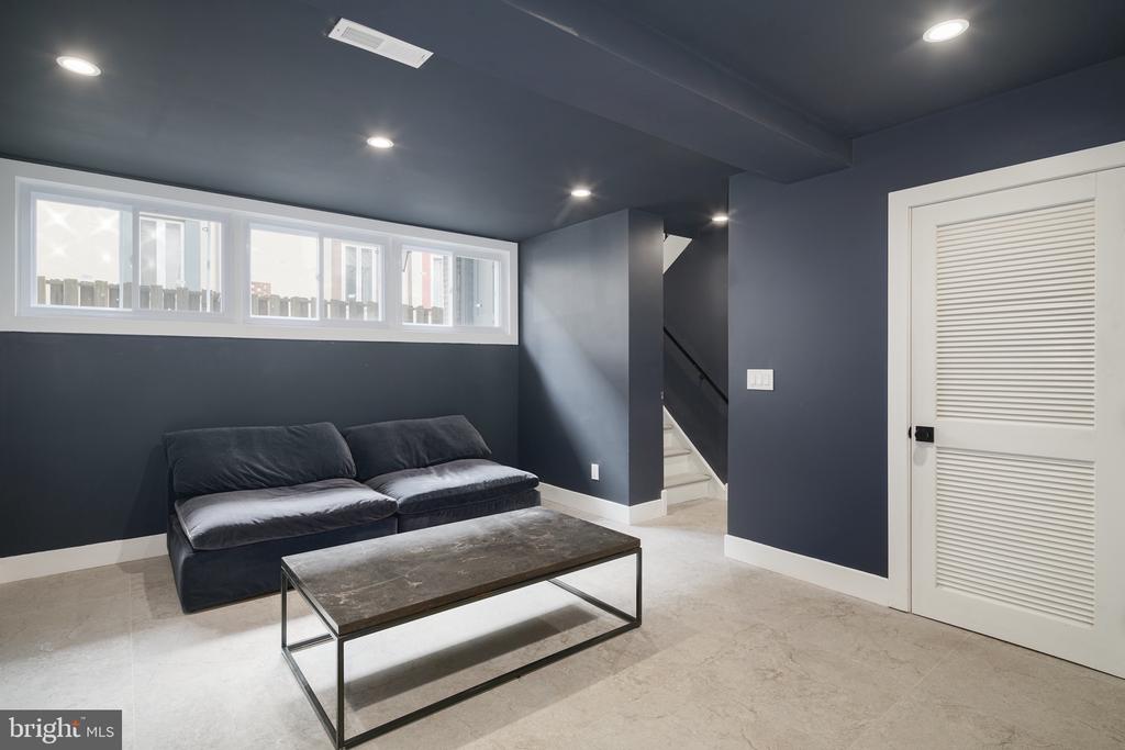 1126 LOMBARD STREET 1/2