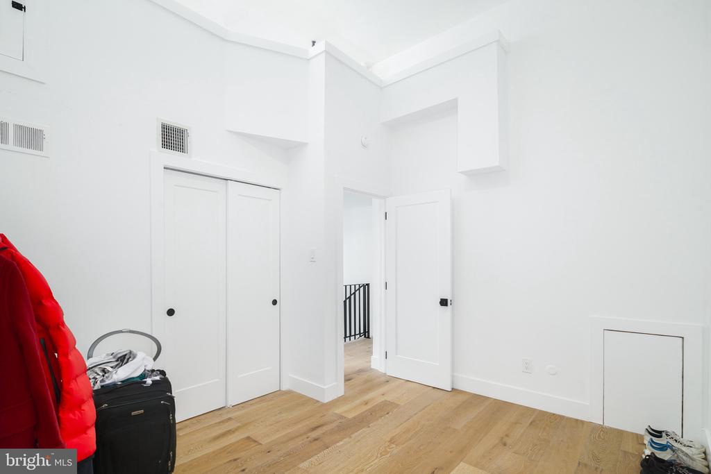 1126 LOMBARD STREET 1/2