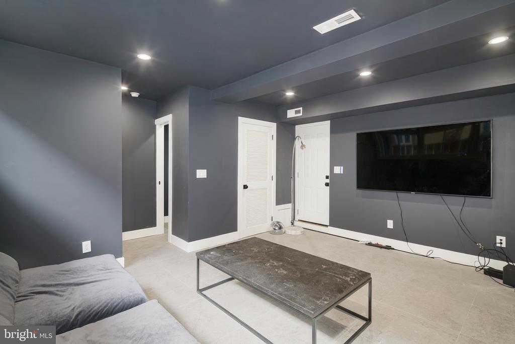 1126 LOMBARD STREET 1/2